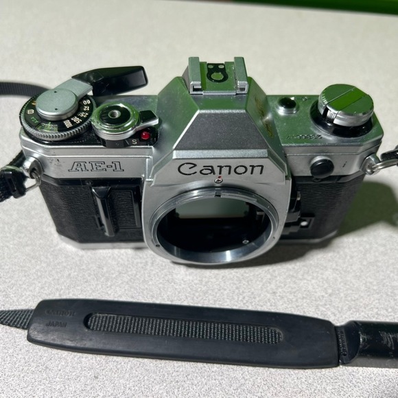 Canon AE-1 35mm SLR Film Camera Body Vintage Silver Black Japan 2386617 - Picture 3 of 14
